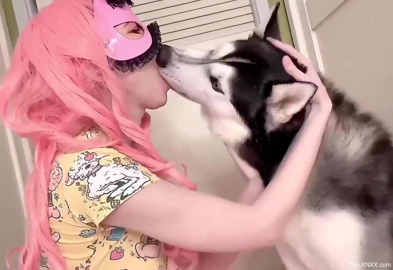 Husky dog pleases horny cam slut with raw zoophilia