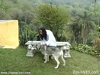 Latina slut enjoys oral zoo sex with her dog